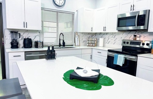 Lochmoor Waterway Estates House | Modern Comfort: Spacious Home, Garden Viewnn