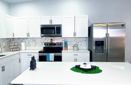 Lochmoor Waterway Estates House | Modern Comfort: Spacious Home, Garden Viewnn