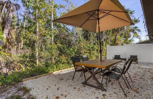 Lochmoor Waterway Estates House | Modern Comfort: Spacious Home, Garden Viewnn