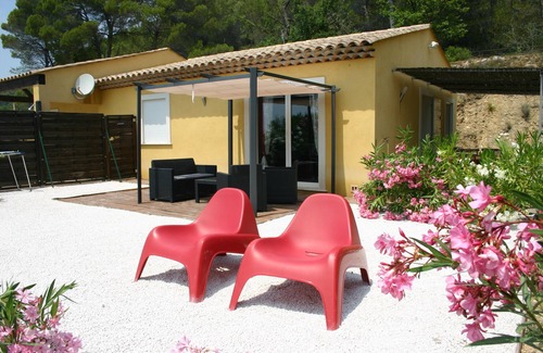 Draguignan House | Modern, comfortable 4-star gîte in a quiet woodland setting