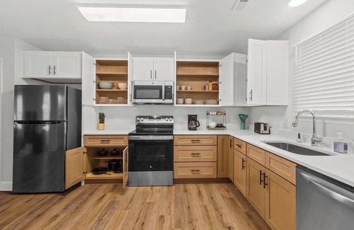 Taylors House | Modern & Comfy, Private Deck, 10 min to Paris Mtn + Greenville