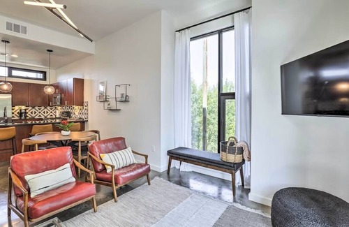 South Lamar Condo | Modern Condo in Trendy SoLa with Balcony