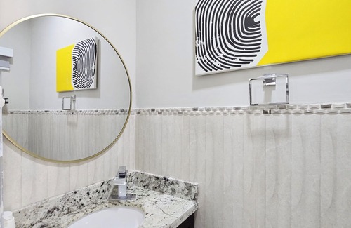 Barbican Apartment | Modern corporate Travel apartment in Central Kingston close to all ammenities
