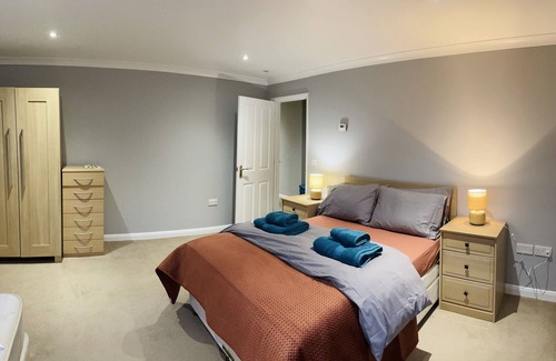Sandy House | Modern & Cosy Country Home, Off road Parking, Pet Friendly