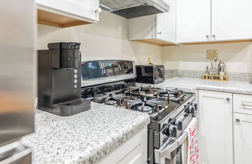 Bloomington Cottage | Modern Cottage Walkable to IU Campus & Kirkwood. Family Friendly!