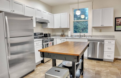 Bloomington Cottage | Modern Cottage Walkable to IU Campus & Kirkwood. Family Friendly!