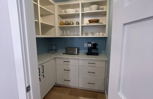 East Chop House | Modern Cottage Walk To Town & Beach
