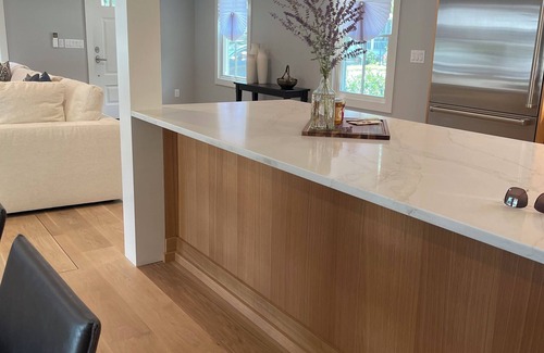 East Chop House | Modern Cottage Walk To Town & Beach