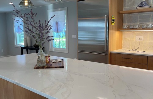East Chop House | Modern Cottage Walk To Town & Beach