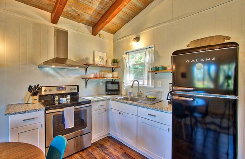Canyon Lake Cottage | Modern Cottages with Prime Canyon Lake Access