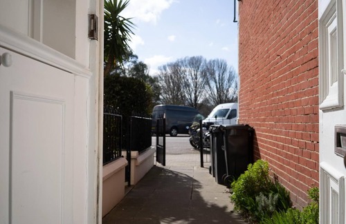 Portsmouth Apartment | Modern Cozy 2-Bedroom & family friendly