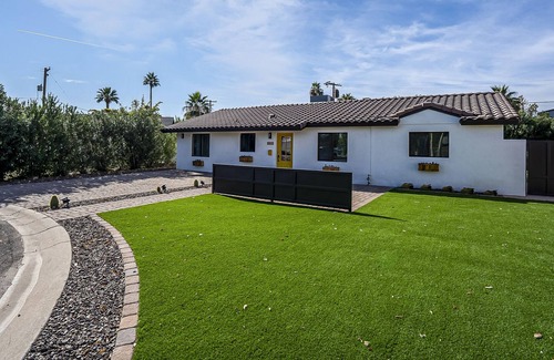Peaceful Valley House | Modern & cozy home | Walk to Old Town & Stadium!