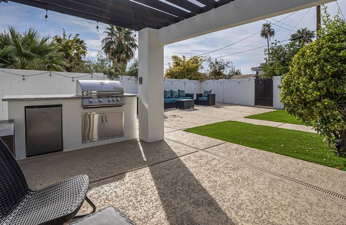 Peaceful Valley House | Modern & cozy home | Walk to Old Town & Stadium!