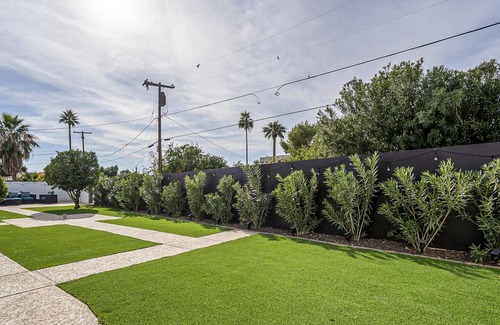 Peaceful Valley House | Modern & cozy home | Walk to Old Town & Stadium!