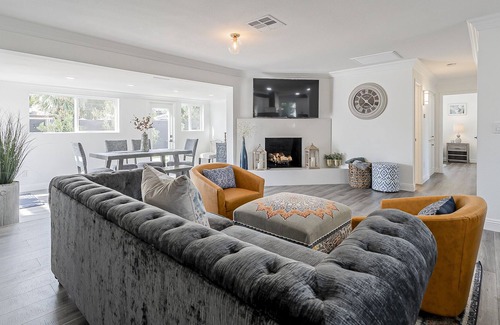 Peaceful Valley House | Modern & cozy home | Walk to Old Town & Stadium!