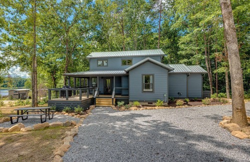 Tracy City Cabin | Modern cozy lakeview retreat for 6 close to hiking, Sewanee, and the Caverns