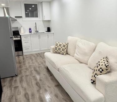 Churchill Meadows Apartment | Modern & cozy one Bedroom Basement Suite with parking