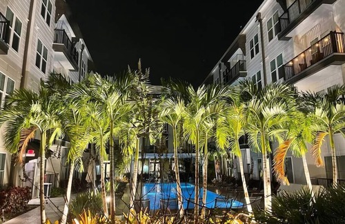 North Hyde Park Apartment | Modern & Cozy, Pool View,FreePrk, Dream Pad, 1BR, King Bed, Tampa Central, Top Amenities