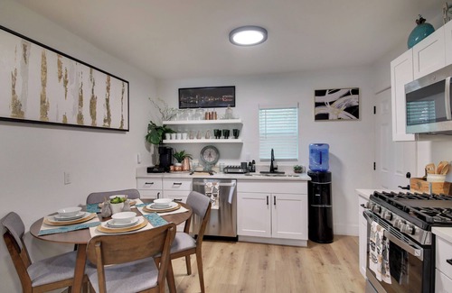 Galindo House | Modern, Cozy, & Stylish Downtown Retreat - 5 Star Location & Amenities!