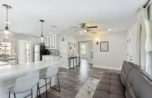 Del Valle House | Modern Del Valle Vacation Rental w/Deck & Views!