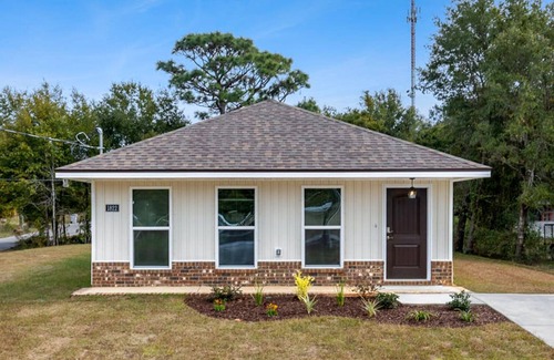 Gulf Breeze House | Modern dog-friendly home near the beach with large lawn, washer/dryer, streaming
