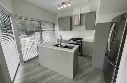 Surrey House | Modern Downtown Escape