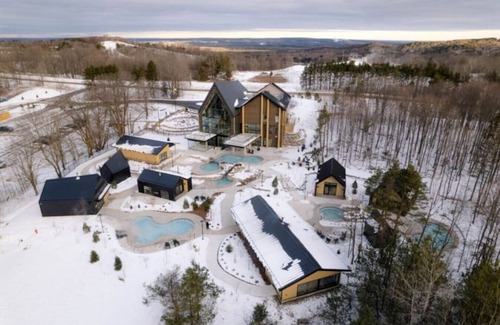 Waubaushene Cottage | Modern Eagle Point Cottage with Sauna Bbq Hot Tub on Tay Trail