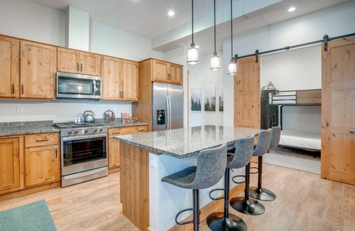 Fraser Condo | Modern Elk Creek Condo w/Hot Tub & Heated Floors