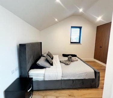 Havering Apartment | Modern Entire Unit 3BR, 3BA, balcony, 86inch TV - 15mins to city