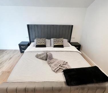 Havering Apartment | Modern Entire Unit 3BR, 3BA, balcony, 86inch TV - 15mins to city