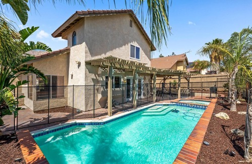Moreno Valley House | Modern Family Home! Pool, Bar, Games, BBQ, Office! Off the highway! 7 min to UCR