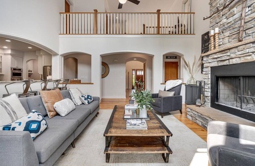 Calistoga House | Modern farmhouse on the edge of town with pool.