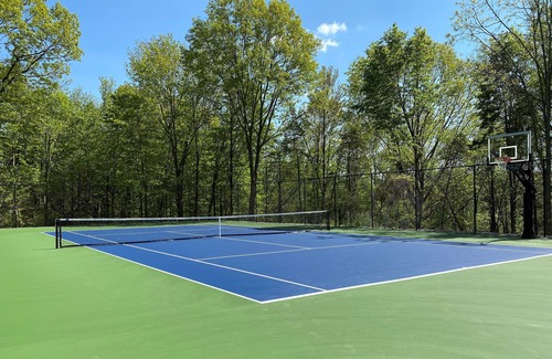 Greendell House | Modern Farmhouse w/Private Pool, Tennis Court, Gym, Fast WIFI, 1hr from NYC