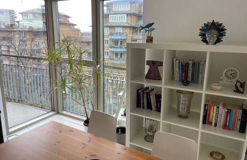 Westbourne Apartment | Modern Flat right on the Regent Canal with views over London