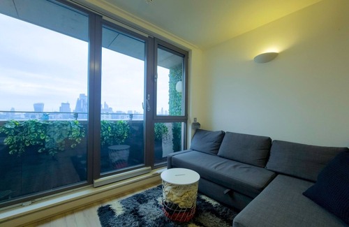 Stepney Green Apartment | Modern Flat w/Skyline Views|PTK