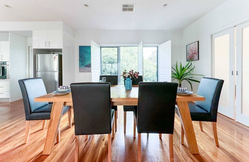 Frankston South House | Modern Frankston South Holiday House with Bay View