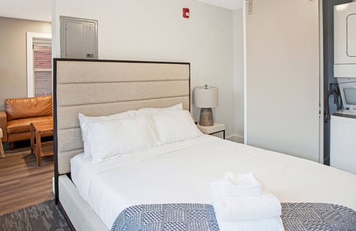 Hanover Place Apartment | Modern Fully Equipped Studio in Historic Midtown