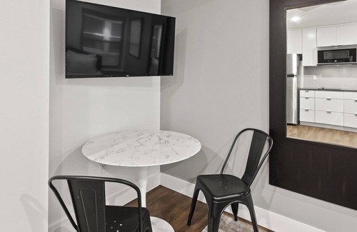 Hanover Place Apartment | Modern Fully equipped Studio in Historic Midtown