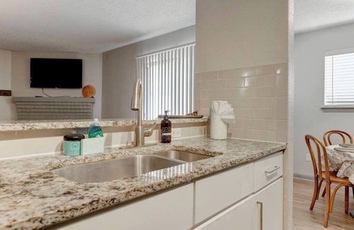 South Lamar Apartment | Modern Fully Stocked 2BR - SoLa Austin 5 min to DT