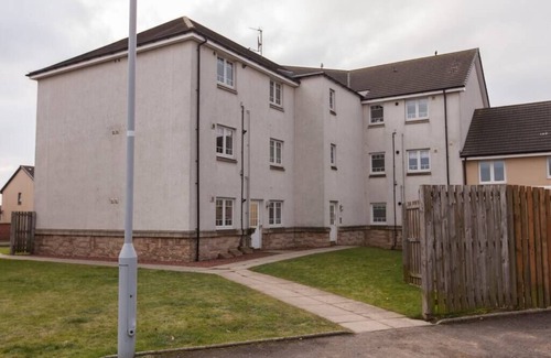 Duloch Apartment | Modern ground floor 2 bedroom apartment, 76MB WiFi and Sky Cinema/Sports