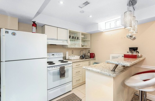 East Credit Apartment | Modern Guest Suite - Comfort for 5 - Free Parking