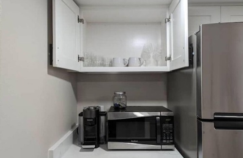 North End House | Modern Guest Suite Near Proctor w/Hot Tub & 2 King Beds