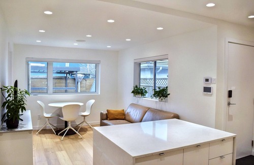 South Cambie House | Modern Guest Suite w/Parking- Cambie Village/VGH