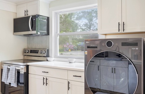 Town of Southampton House | Modern Hamptons Getaway: 5 minutes to the Beach and Restaurants!