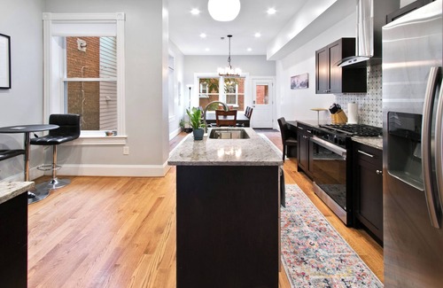 H Street Corridor Bed & Breakfast | Modern Haven: 3-BR/2.5 BA Paris-Themed Home in Wonderful DC: Wifi and A/C