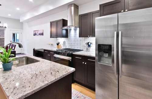 H Street Corridor Bed & Breakfast | Modern Haven: 3-BR/2.5 BA Paris-Themed Home in Wonderful DC: Wifi and A/C