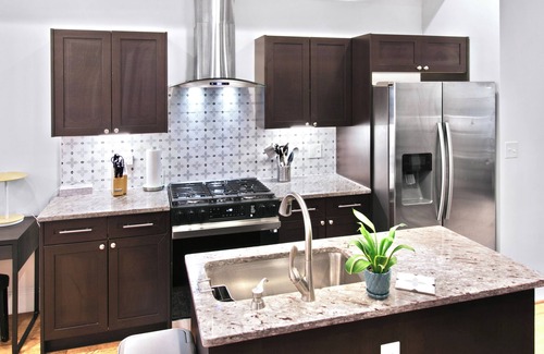 H Street Corridor Bed & Breakfast | Modern Haven: 3-BR/2.5 BA Paris-Themed Home in Wonderful DC: Wifi and A/C