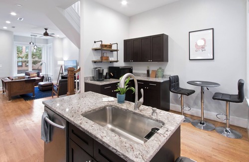 H Street Corridor Bed & Breakfast | Modern Haven: 3-BR/2.5 BA Paris-Themed Home in Wonderful DC: Wifi and A/C