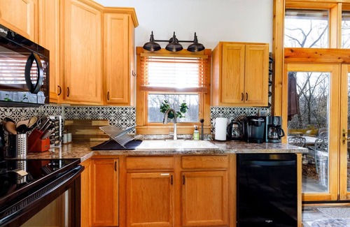 The Galena Territory Cabin | Modern Hideaway Hot tub Great for large groups!