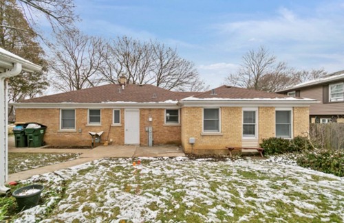Russell House | Modern Home Centrally Located